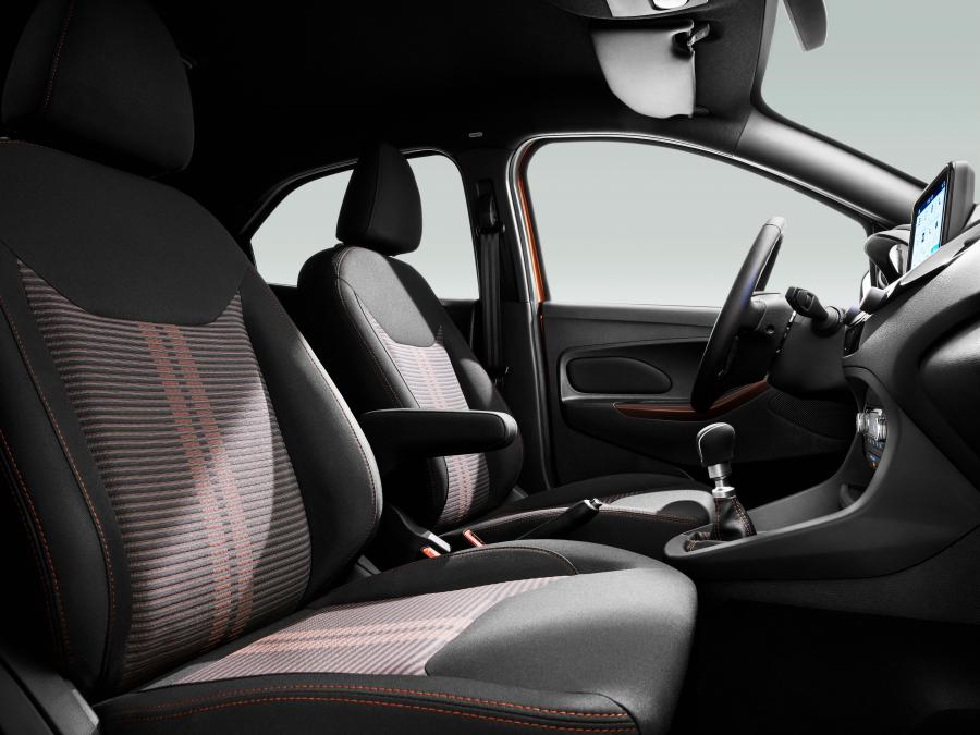 Интерьер Ford Ka+ Active 2018 года  (WW) (фото 6 из 19)